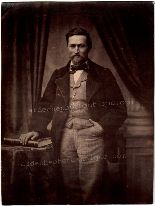 Jean-Baptiste Frénet (1814-1889).Photographie, 1855-1862, Portrait d'un homme, une main dans sa poche, vêtu d'un costume de qualité, Tirage sur papier Albuminé, format 17x22,5cm, monté sur support carton. N°37.