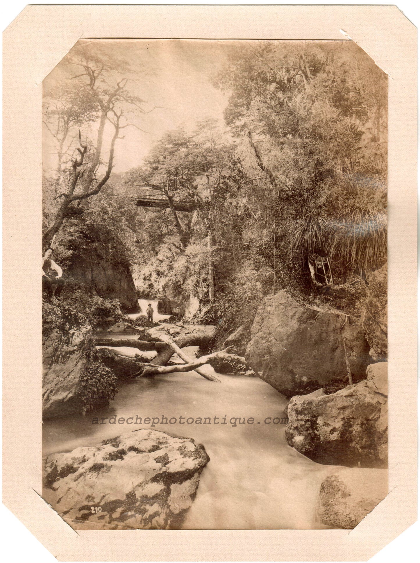 Chile.Chili."Rio Chileno".Rivière Chilienne avec deux personnages.1880.Photo Albuminée originale.Format photo 15,2x21,7cm