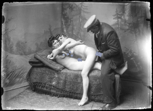 Nu, Erotisme, Artistique, Deux femmes nues sur un divan, le photographe à leurs côtés.Plaque de verre négative 13x18cm , Photo image négatif sur verre 1900'.Réf:492