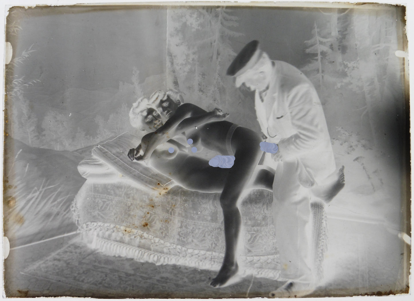 Nu, Erotisme, Artistique, Deux femmes nues sur un divan, le photographe à leurs côtés.Plaque de verre négative 13x18cm , Photo image négatif sur verre 1900'.Réf:492