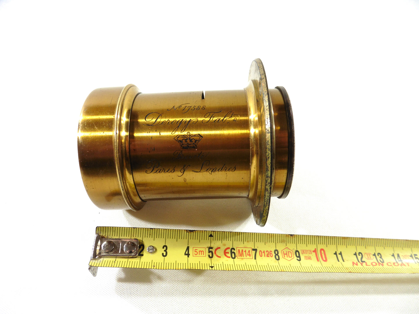 Derogy N°4 avec bague, objectif en laiton, focale environ 290mm, ouverture estimative F/8, hauteur objectif 8,5cm, diamètre pare-soleil 6cm, diamètre bague 8cm, diamètre lentille avant 4cm.