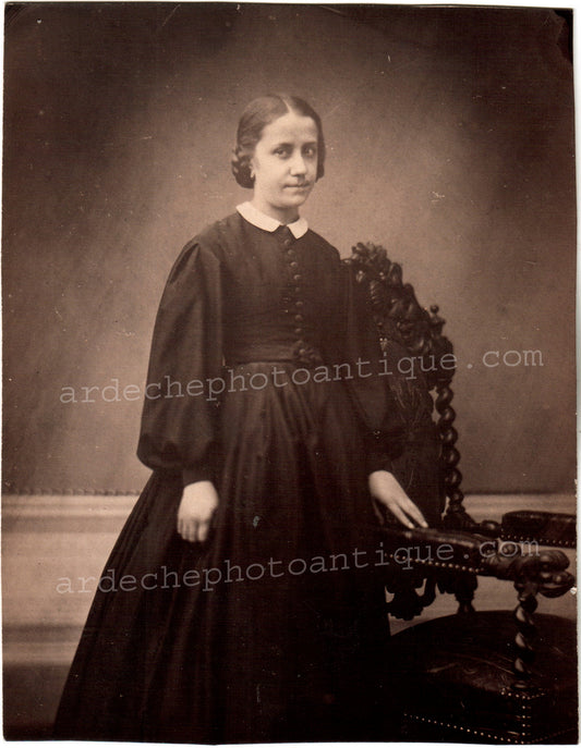 Jean-Baptiste Frénet (1814-1889).Photographie, 1855-1860, Portrait de trois quart d'une jeune fille, la main posée sur un fauteuil, le regard de côté.Tirage sur papier Albuminé, format 13,9x17,8cm.