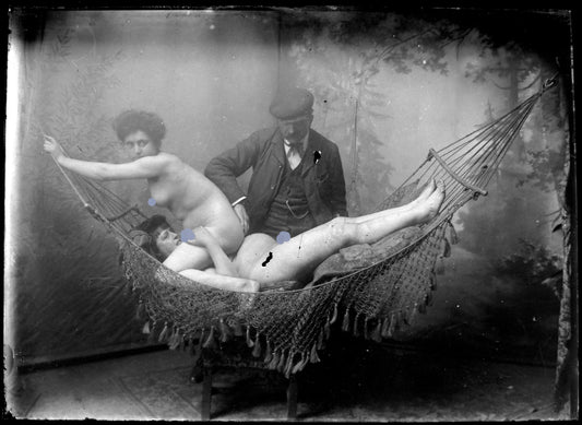 Nu, Erotisme, Artistique, Deux femmes nues dans un hamac, le photographe à leurs côtés.Plaque de verre négative 13x18cm , Photo image négatif sur verre 1900'.Réf:493