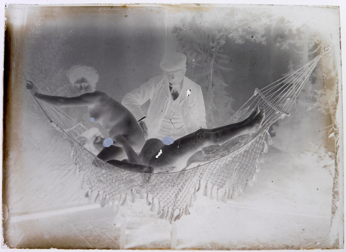 Nu, Erotisme, Artistique, Deux femmes nues dans un hamac, le photographe à leurs côtés.Plaque de verre négative 13x18cm , Photo image négatif sur verre 1900'.Réf:493