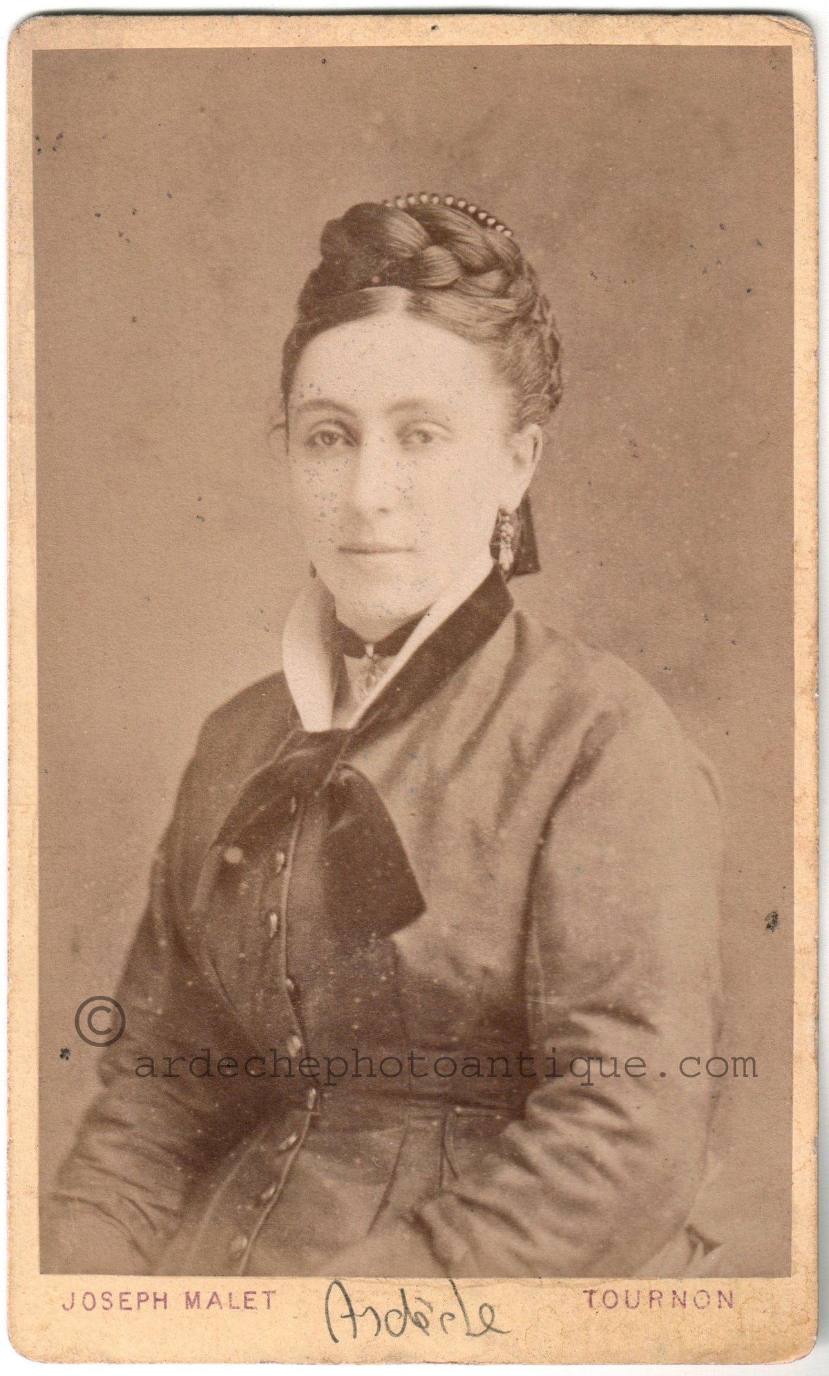 Cdv Ardèche Tournon. Photographe et Assureur Joseph Malet.Photographie d'une femme prise de trois quart.Format photo carte de visite 6,3x10,5cm.1880