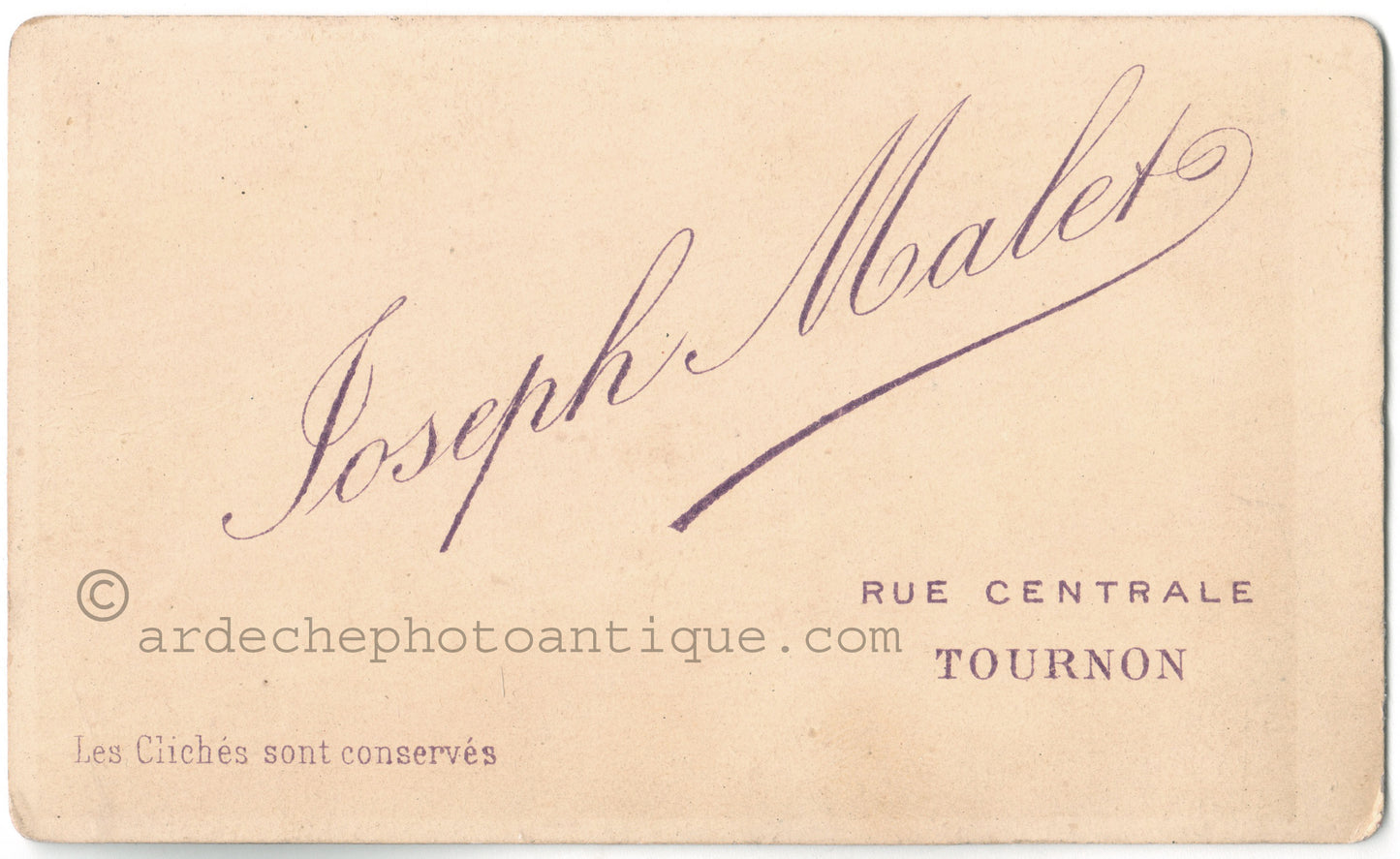 Cdv Ardèche Tournon. Photographe et Assureur Joseph Malet.Photographie d'une femme prise de trois quart.Format photo carte de visite 6,3x10,5cm.1880