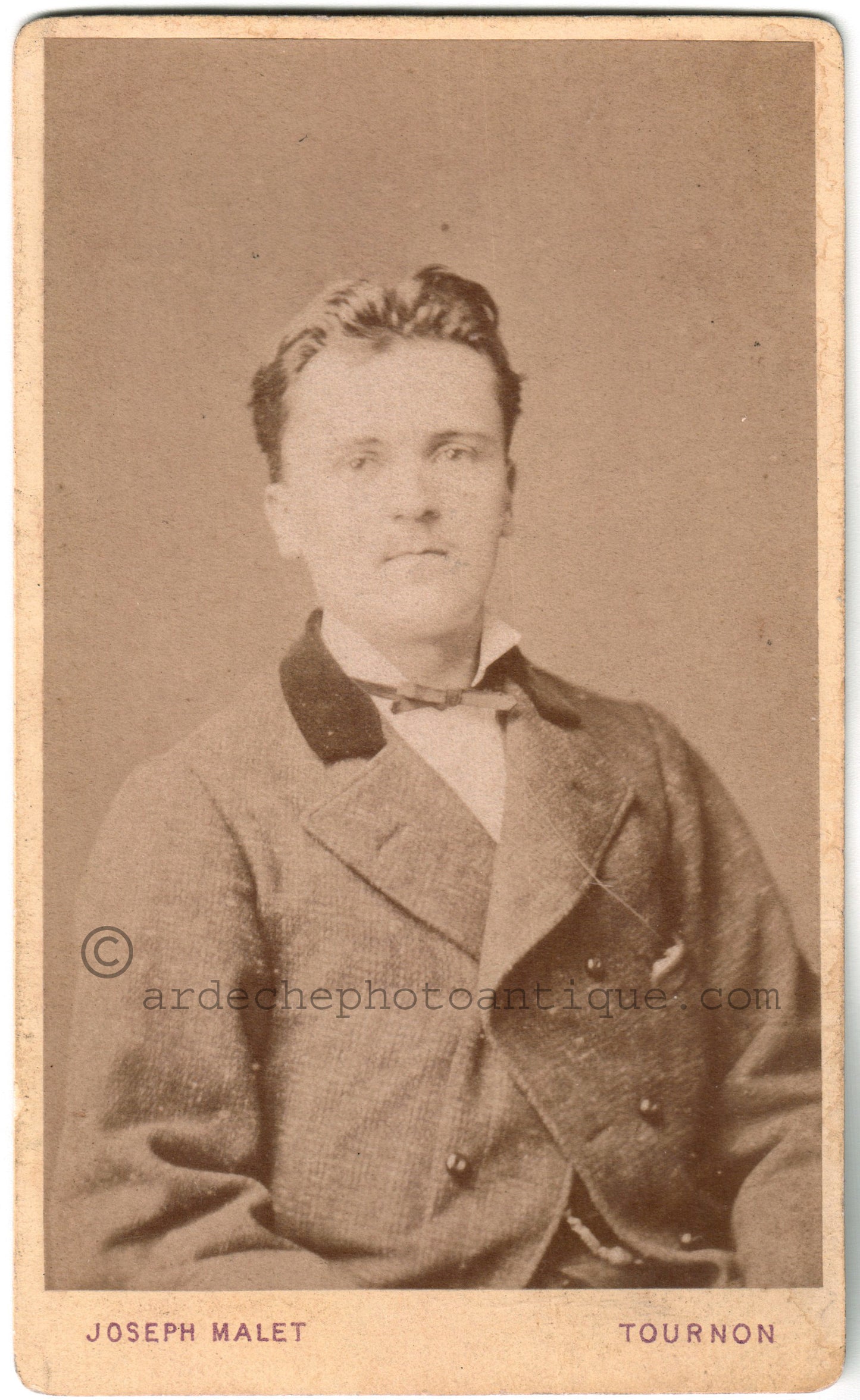 Cdv Ardèche Tournon. Photographe et Assureur Joseph Malet.Photographie d'un homme prit de trois quart.Format photo carte de visite 6,3x10,5cm.1880