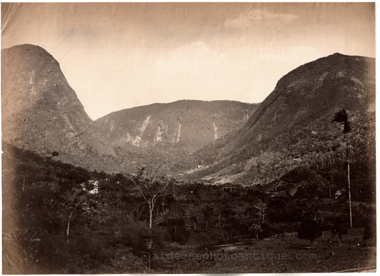 Brésil.Brasil.Pétropolis 1880."Val du Retiro" Photo Albuminée originale.Format photo 19,2cm x 26,5cm.