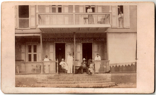 Haïti.Port au Prince,Hôtel Bellevue.Photo ancienne Albuminée 11,6 x 17,2cm montée sur suport carton 13x21,7cm. Année 1904