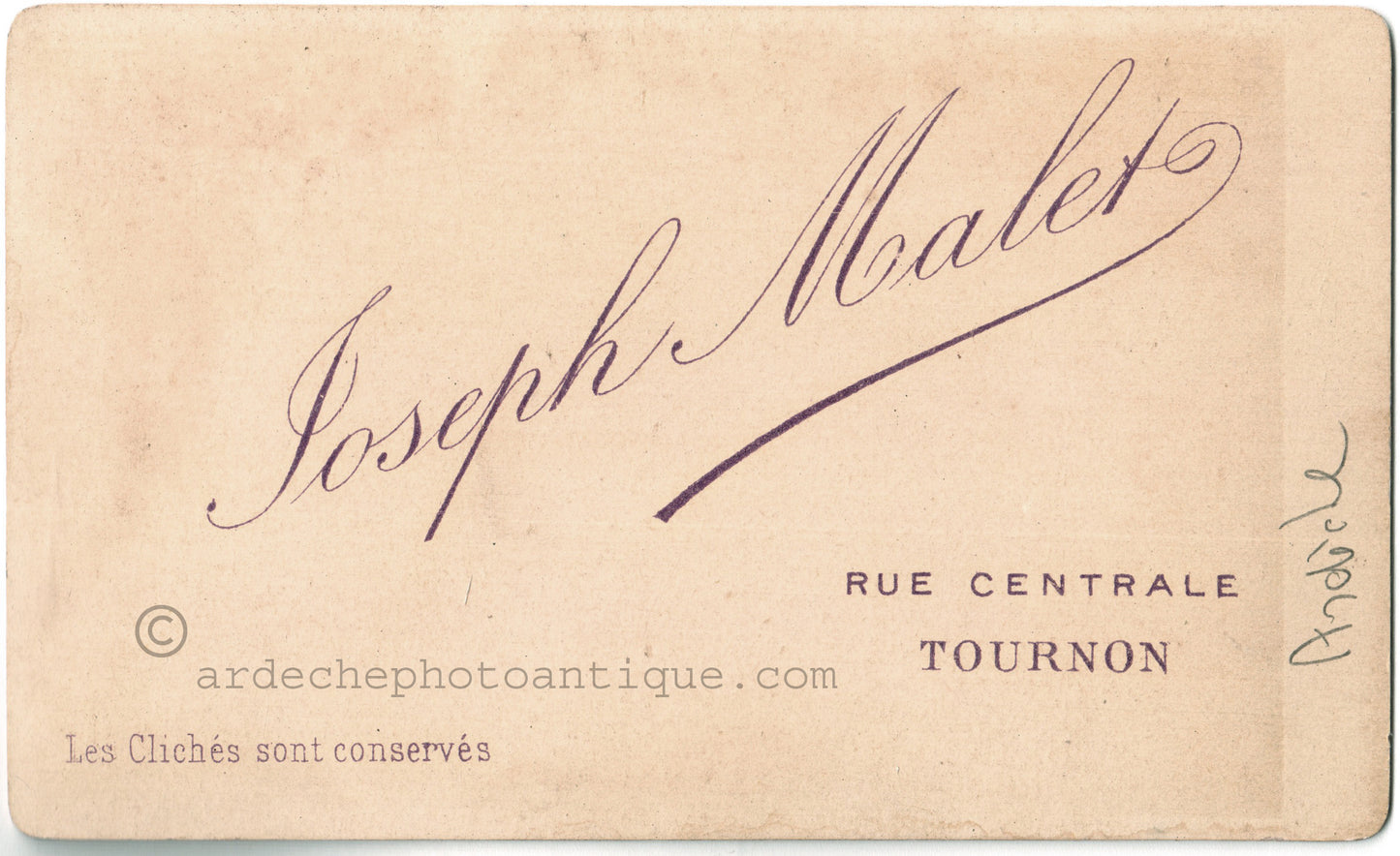 Cdv Ardèche Tournon. Photographe et Assureur Joseph Malet.Photographie d'un homme prit de trois quart.Format photo carte de visite 6,3x10,5cm.1880