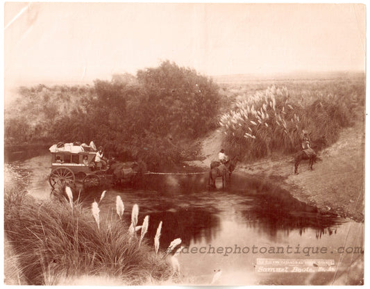 Argentine.Argentina 1880.La Galera (la Protejida) pasando el rio "Sauce Grande" Photo Albuminée originale de Samuel Boote,Bs As.Format photo 16,7 x 21,2cm.