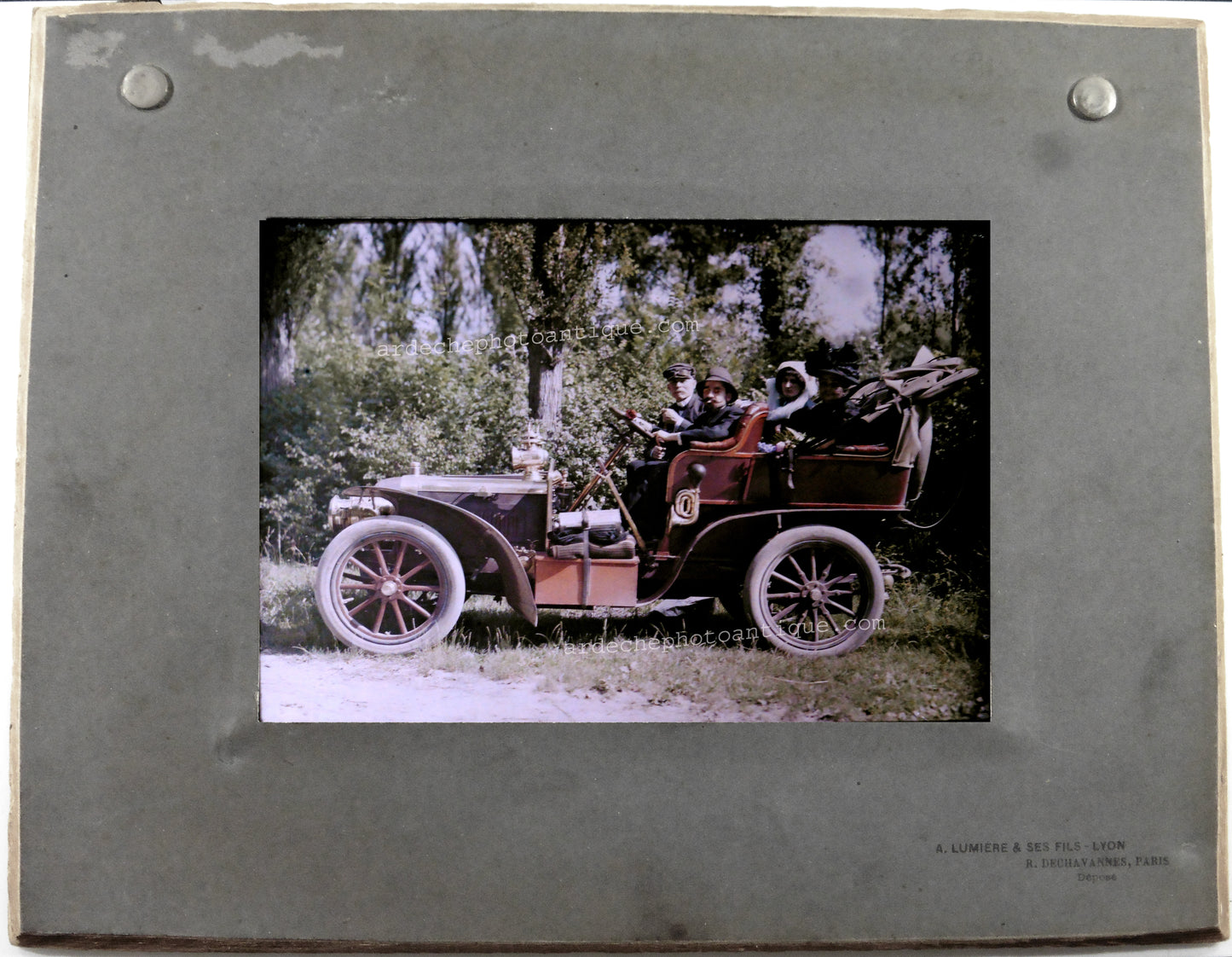 Autochrome Lumière 13X18."Automobile et personnages Mr Chavepayre à Lyon". Autochrome original.Format 13x18cm A.LUMIERE & ses Fils-Lyon ,monté sous verre et passe partout R.Dechavannes Paris. Photographie Couleur.