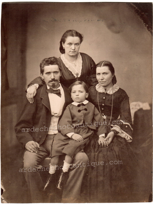 Jean-Baptiste Frénet (1814-1889). Photographie, Portrait d'une scène familiale, quatre personnages c 1855-1862. Tirage sur papier albuminé d'après négatif au collodion, format 17x22,5 monté sur support carton N°47.