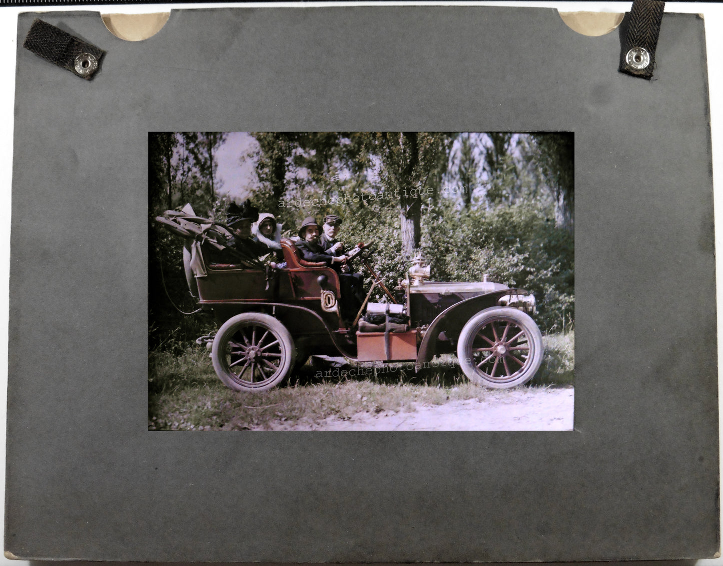 Autochrome Lumière 13X18."Automobile et personnages Mr Chavepayre à Lyon". Autochrome original.Format 13x18cm A.LUMIERE & ses Fils-Lyon ,monté sous verre et passe partout R.Dechavannes Paris. Photographie Couleur.