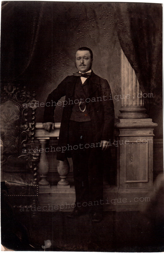Jean-Baptiste Frénet (1814-1889).Photographie, 1855-1862, Portrait en pied d'un homme moustachu aux yeux clairs, accoudé et tendu, Tirage sur papier Albuminé, format 14,5x22cm.