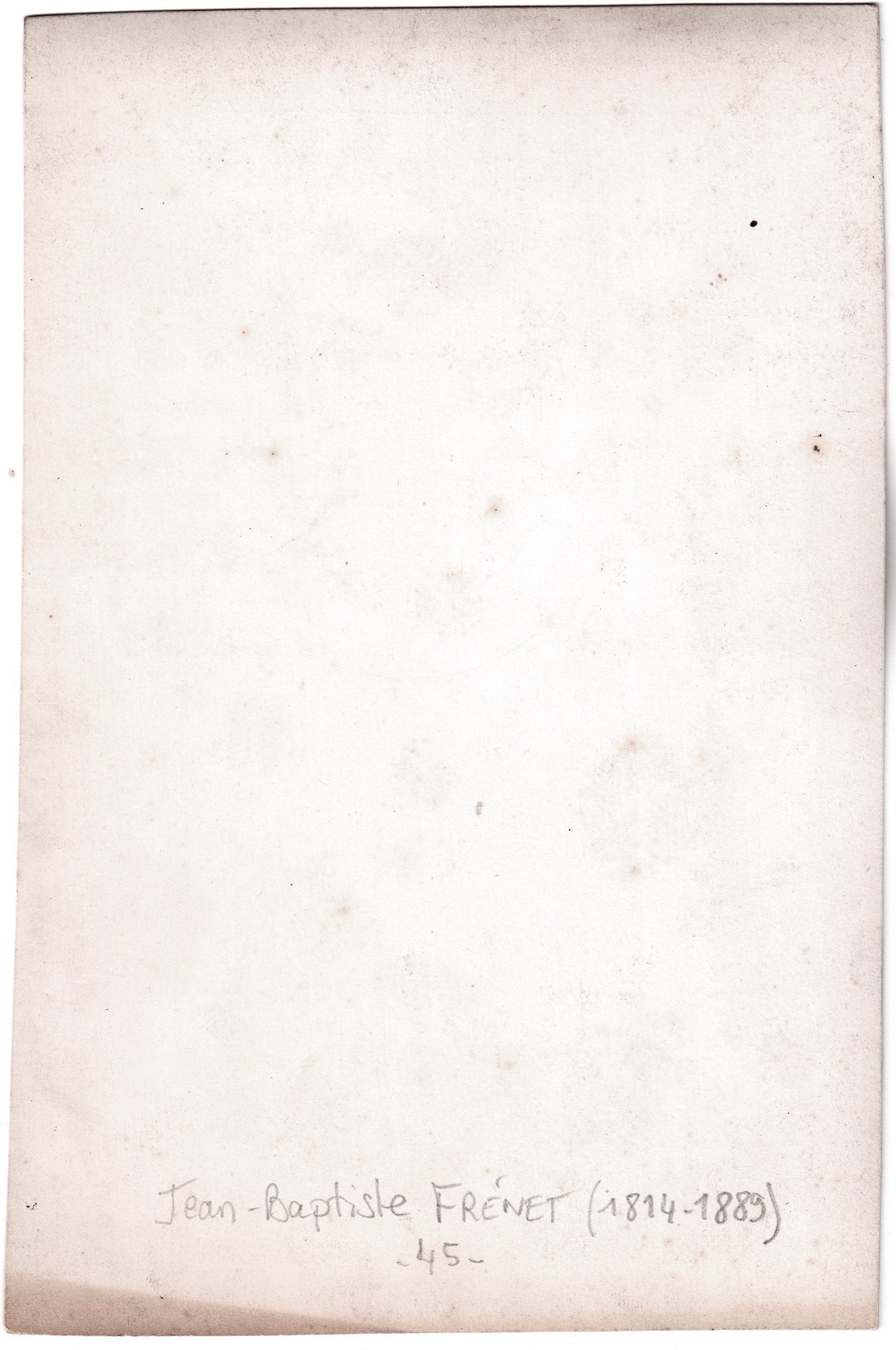 Jean-Baptiste Frénet (1814-1889).Photographie, 1855-1862, Portrait en pied d'un homme moustachu aux yeux clairs, accoudé et tendu, Tirage sur papier Albuminé, format 14,5x22cm.
