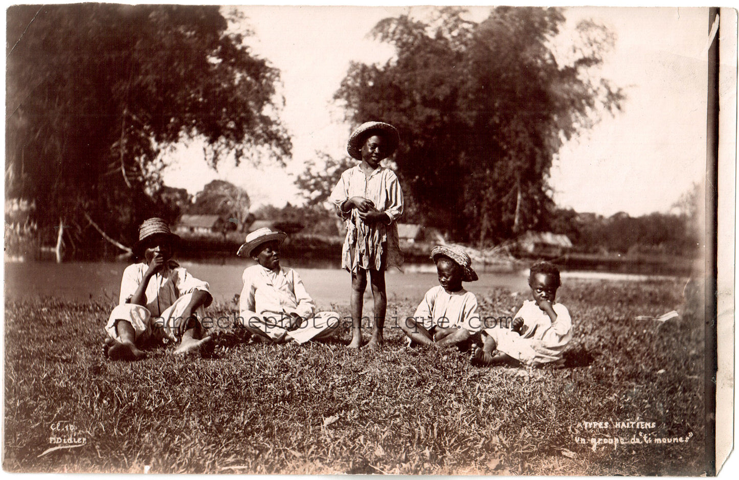 Haïti.Port au Prince.Type d'enfants Haïtiens"Un groupe de Ti mounes"Photographe F.Didier.Photo ancienne Citrate 11,3 x 17,7cm. Année 1904