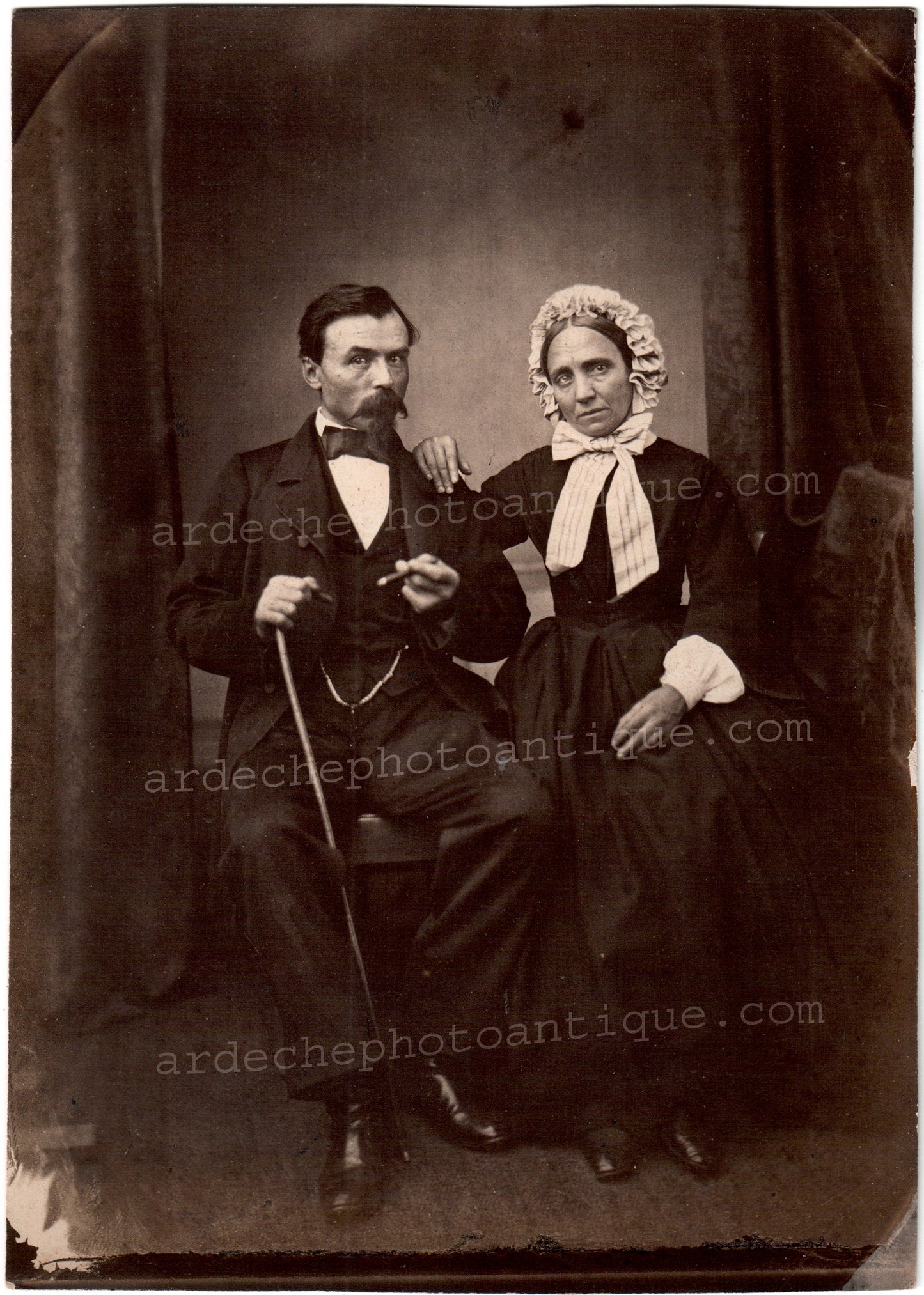 Jean-Baptiste Frénet (1814-1889)Photographie, 1855-1862, Portrait en pied d'un couple, l'homme au regard méfiant à la canne et cigare,. Tirage sur papier Albuminé, d'après un négatif au collodion, format 15,7x22,4cm