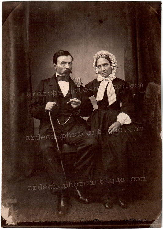Jean-Baptiste Frénet (1814-1889)Photographie, 1855-1862, Portrait en pied d'un couple, l'homme au regard méfiant à la canne et cigare,. Tirage sur papier Albuminé, d'après un négatif au collodion, format 15,7x22,4cm