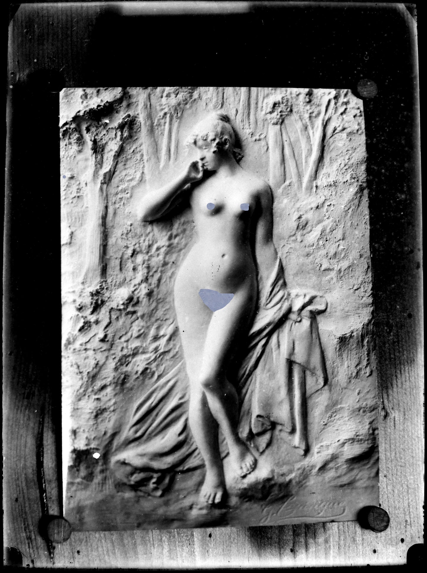 Nu, Nude, Curiosa, Erotisme, Reproduction d'une Sculpture en relief d'une femme nue.Plaque de verre négative 13x18cm , Photo image négatif sur verre 1900'. réf:500