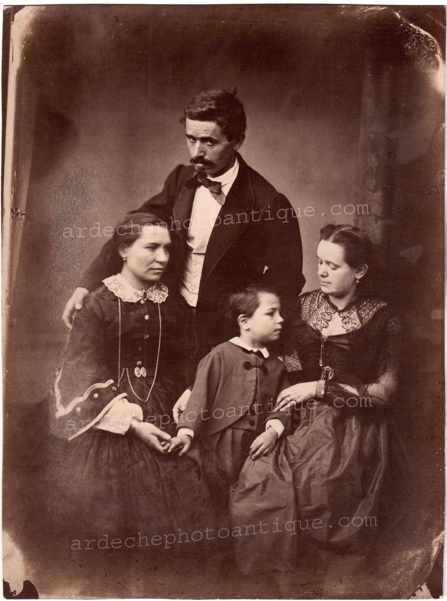 Jean-Baptiste Frénet (1814-1889)Photographie, Composition Exceptionnelle,mise en mouvement des personnages,sublime scène familiale de quatre personnages, c 1855-1862. Tirage sur papier Albuminé, d'après un négatif au collodion, format 17x22,5cm