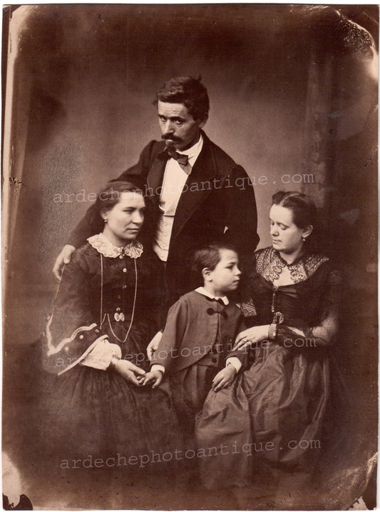 Jean-Baptiste Frénet (1814-1889)Photographie, Composition Exceptionnelle,mise en mouvement des personnages,sublime scène familiale de quatre personnages, c 1855-1862. Tirage sur papier Albuminé, d'après un négatif au collodion, format 17x22,5cm