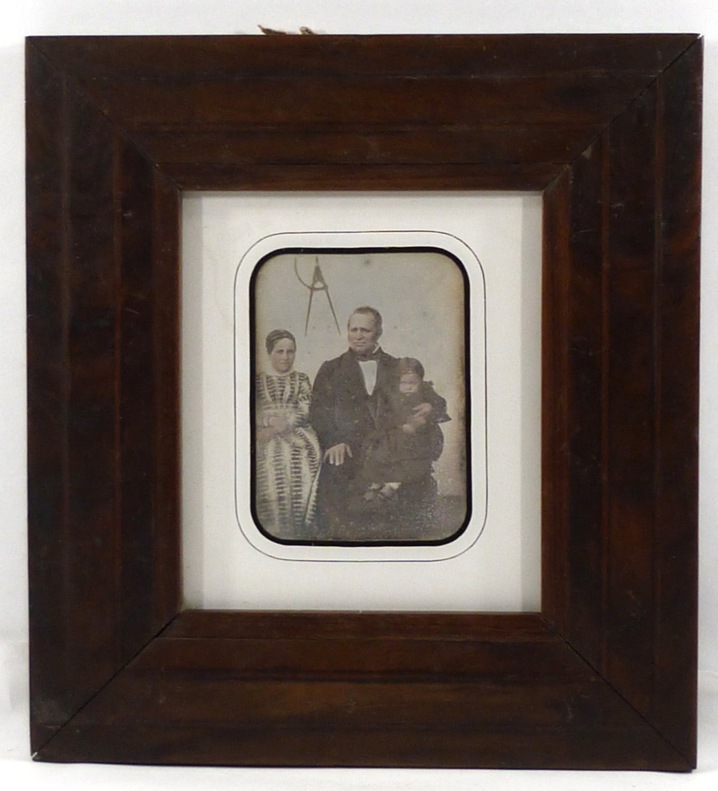 Daguerréotype d'un couple Franc Maçon et de leur fille vers 1845.Quart de plaque avec cadre en bois de Pitchpin.