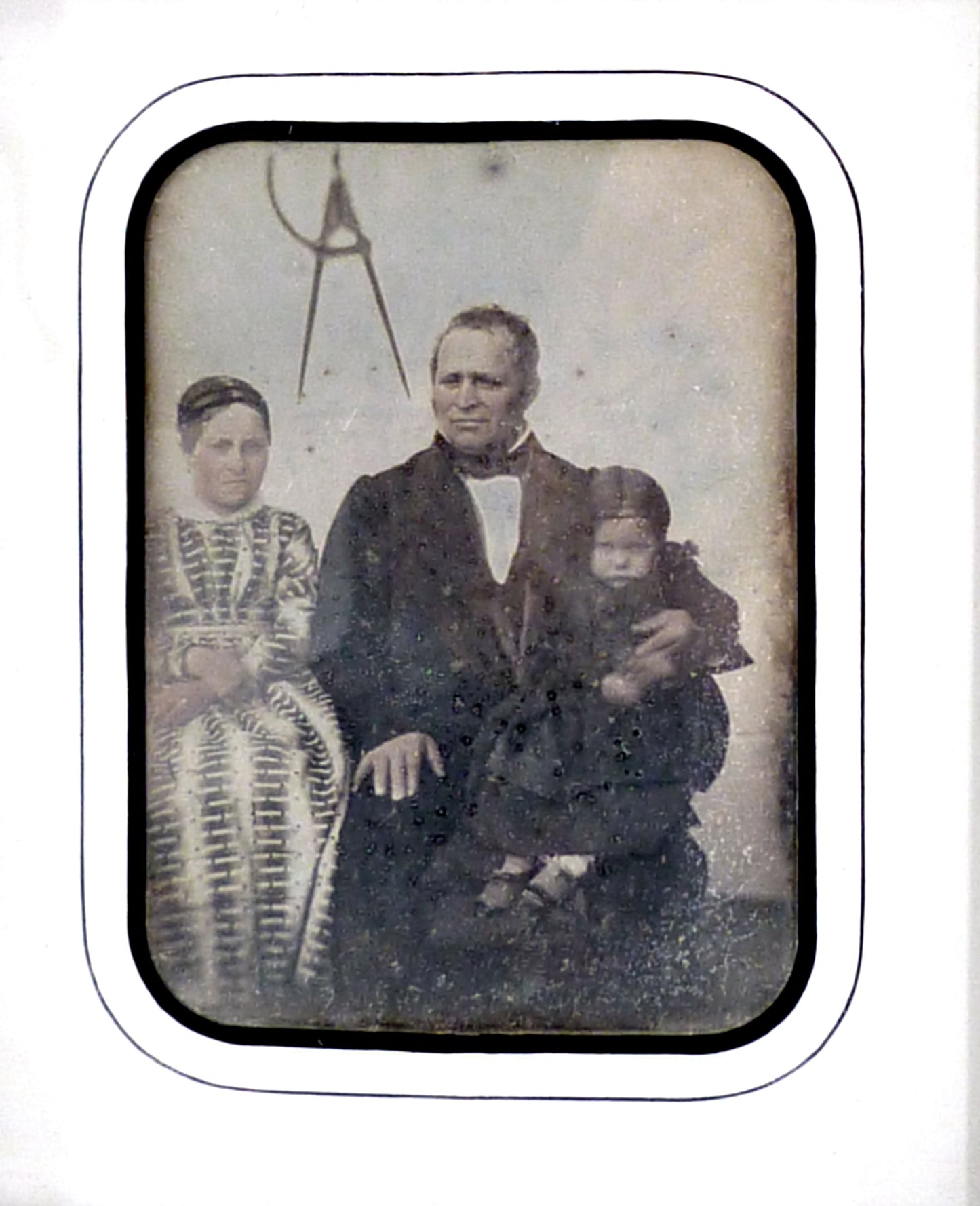 Daguerréotype d'un couple Franc Maçon et de leur fille vers 1845.Quart de plaque avec cadre en bois de Pitchpin.