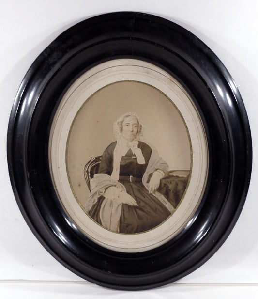 Photographe Damant, boulevard bonne nouvelle à Paris.Daguerréotype sur papier d'une dame à la coiffe.Format image 15x18,5cm.Avec son cadre ovale d'époque de format 28,5x34,5cm.