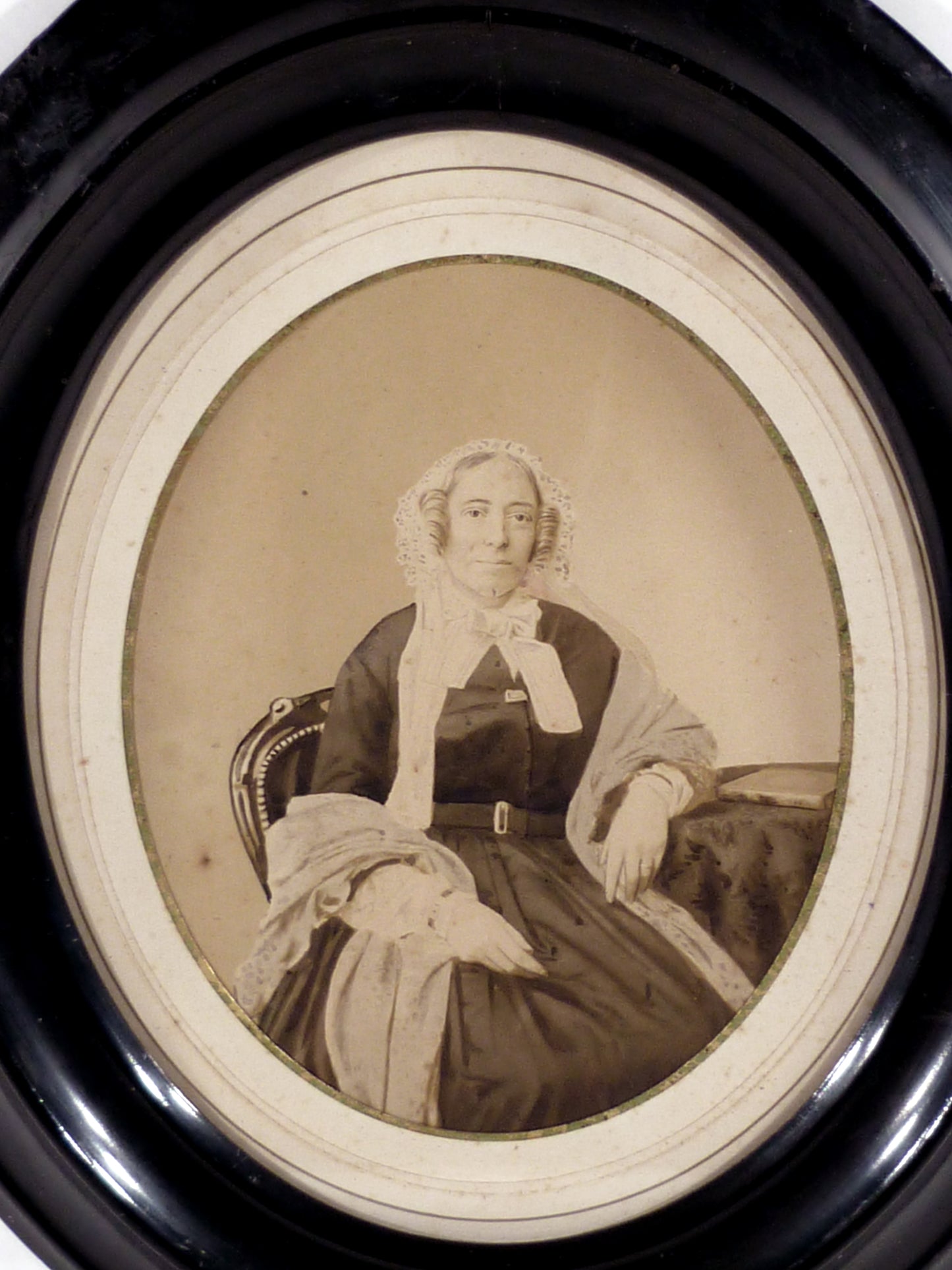 Photographe Damant, boulevard bonne nouvelle à Paris.Daguerréotype sur papier d'une dame à la coiffe.Format image 15x18,5cm.Avec son cadre ovale d'époque de format 28,5x34,5cm.