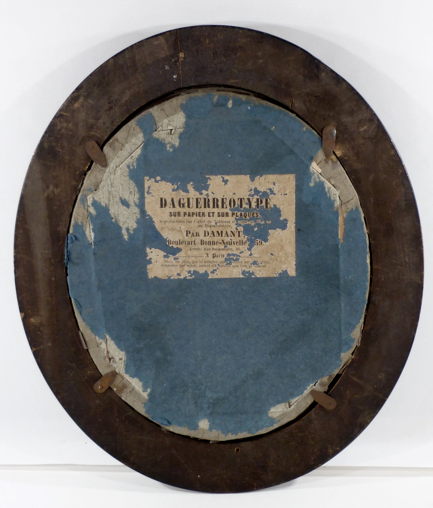 Photographe Damant, boulevard bonne nouvelle à Paris.Daguerréotype sur papier d'une dame à la coiffe.Format image 15x18,5cm.Avec son cadre ovale d'époque de format 28,5x34,5cm.