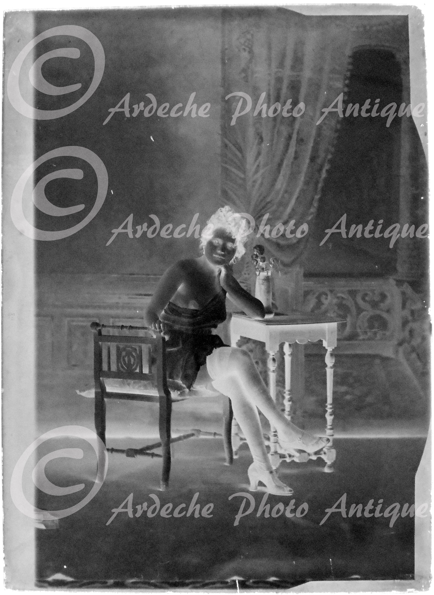 Nu, Erotisme, les dessous d'une belle Ardèchoise, en studio, Plaque de verre négative 13x18cm , Photo image sur verre.