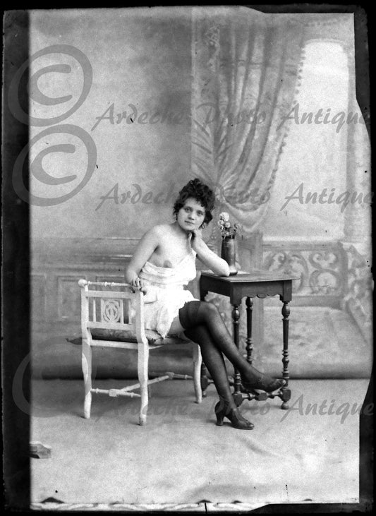 Nu, Erotisme, les dessous d'une belle Ardèchoise, en studio, Plaque de verre négative 13x18cm , Photo image sur verre.