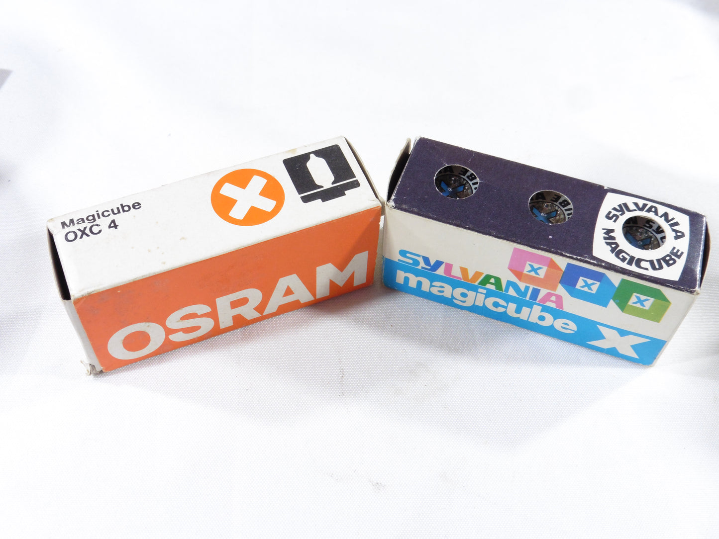 Magicube X  Flash Sylvania Cubes pour appareil photo 126 à cassette. 2 boites, 6 cubes de 4 flashs donc 24 éclairs flashes.Flashs neuf ancien stock de Magasin.New Old Stock.