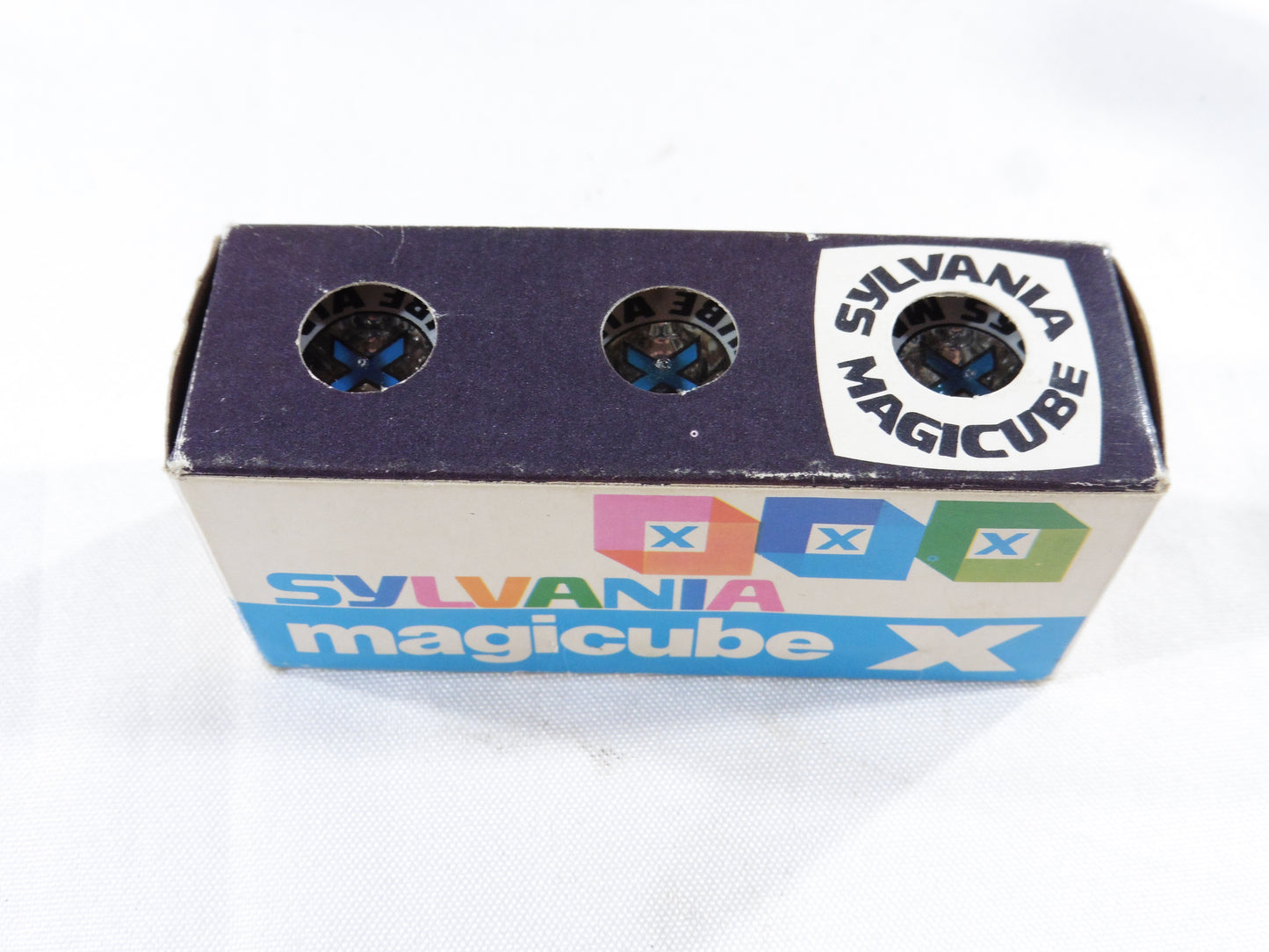 Magicube X  Flash Sylvania Cubes pour appareil photo 126 à cassette. 2 boites, 6 cubes de 4 flashs donc 24 éclairs flashes.Flashs neuf ancien stock de Magasin.New Old Stock.