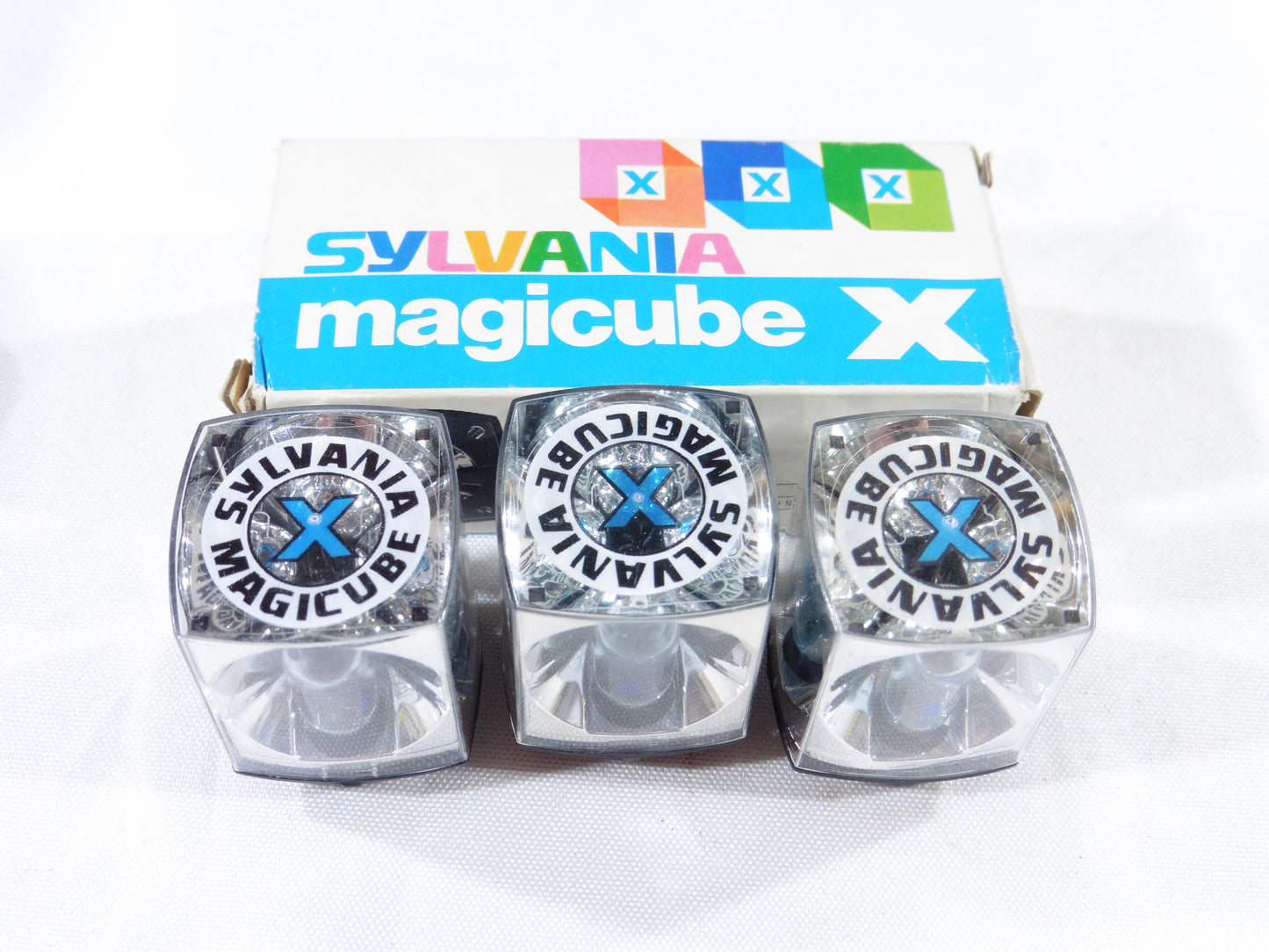 Magicube X  Flash Sylvania Cubes pour appareil photo 126 à cassette. 2 boites, 6 cubes de 4 flashs donc 24 éclairs flashes.Flashs neuf ancien stock de Magasin.New Old Stock.
