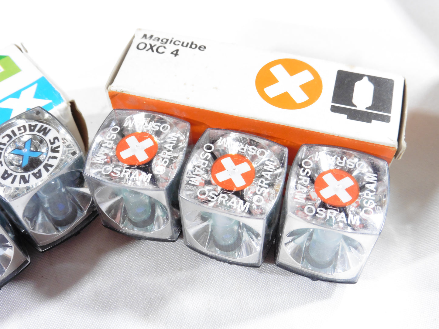 Magicube X  Flash Sylvania Cubes pour appareil photo 126 à cassette. 2 boites, 6 cubes de 4 flashs donc 24 éclairs flashes.Flashs neuf ancien stock de Magasin.New Old Stock.