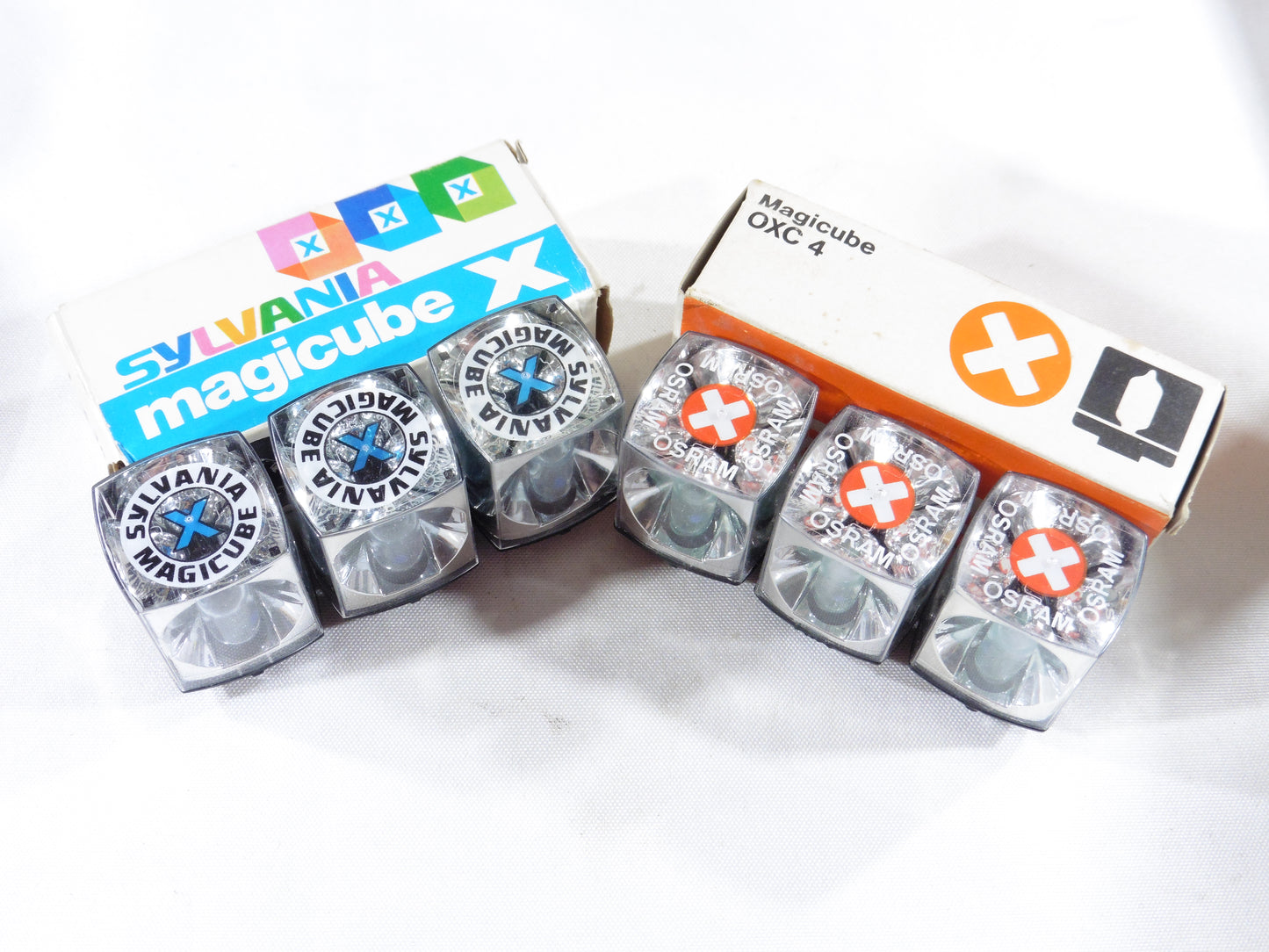 Magicube X  Flash Sylvania Cubes pour appareil photo 126 à cassette. 2 boites, 6 cubes de 4 flashs donc 24 éclairs flashes.Flashs neuf ancien stock de Magasin.New Old Stock.
